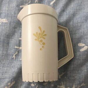 Vintage Tupperware pitch with top